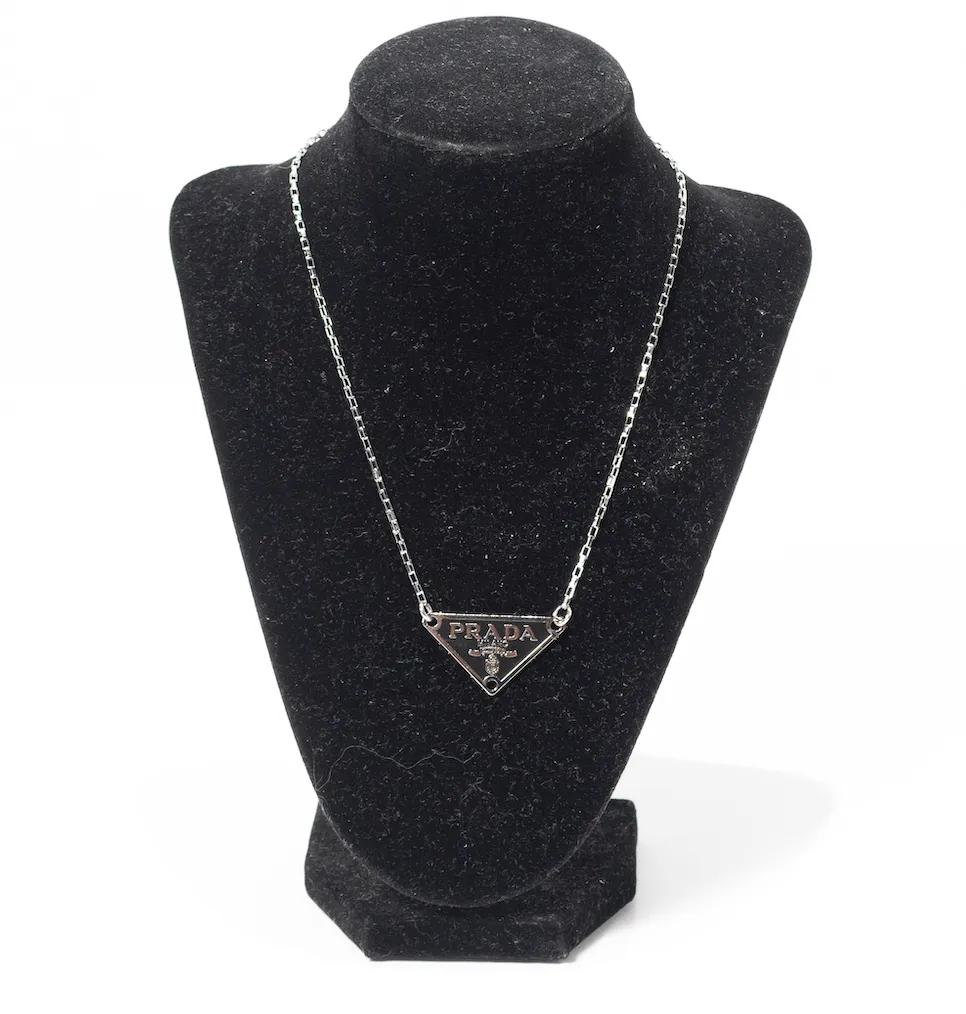 Block chain emblem necklace